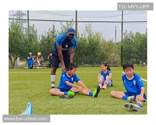 足球明星温馨瞬间与孩子亲密互动的感人照片合集